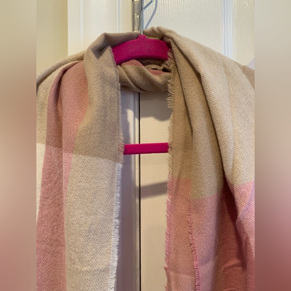 Soft Pink Color Blocked Winter Scarf - Picture 6 of 7